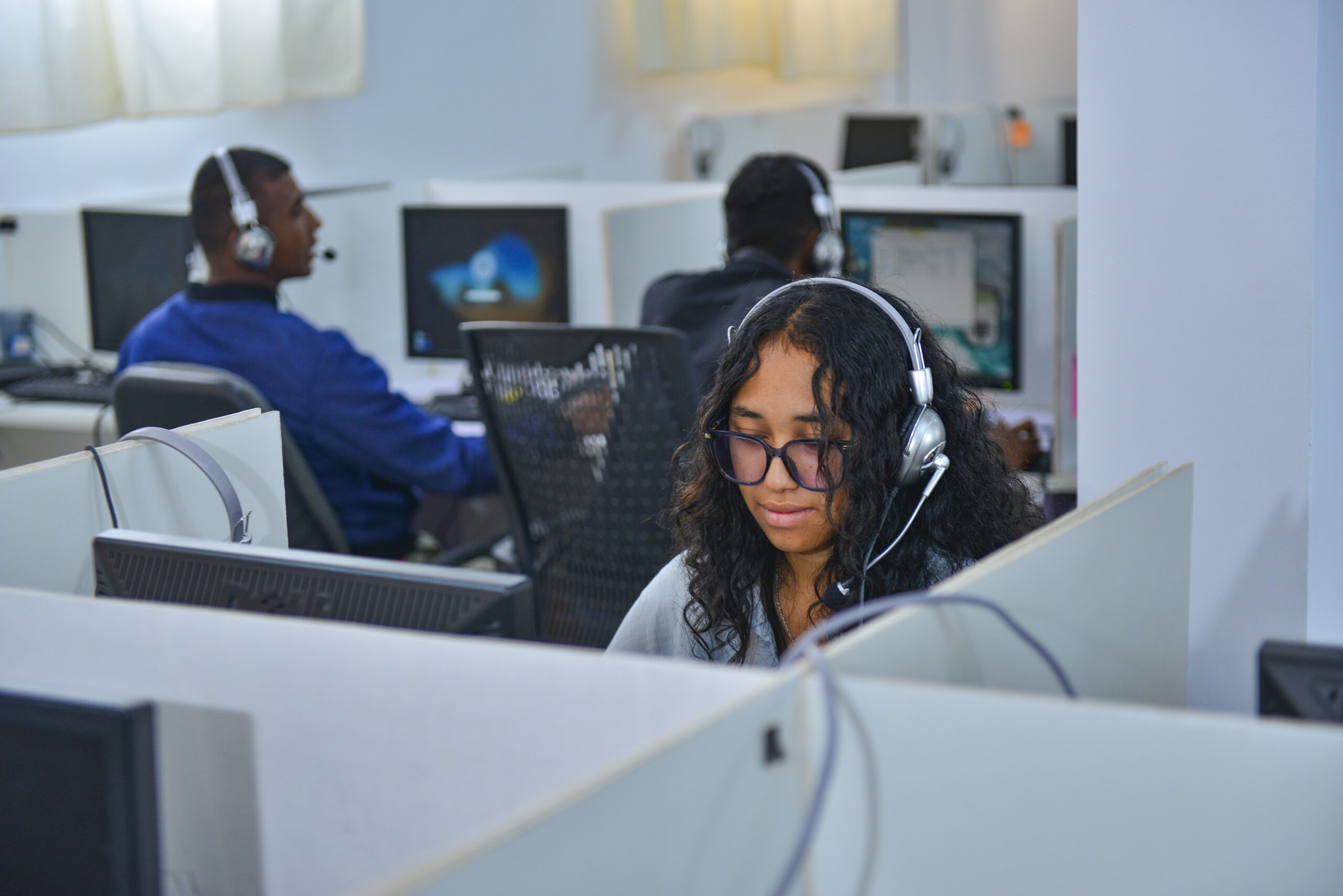 Une collaboratrice AZMG-Solutions au travail