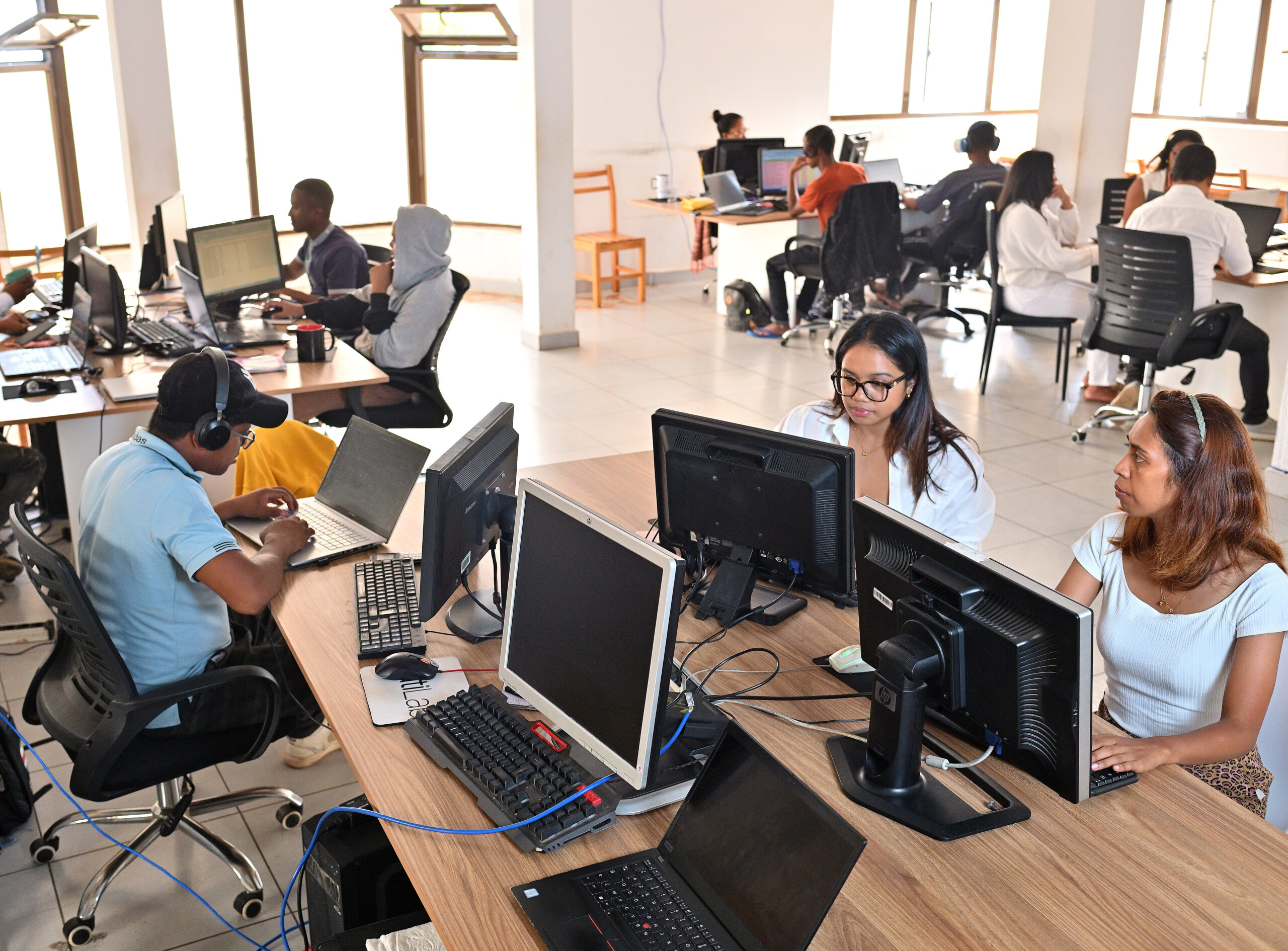 Collaborateur comptable dédié AZMG-Solutions à son poste, Antananarivo