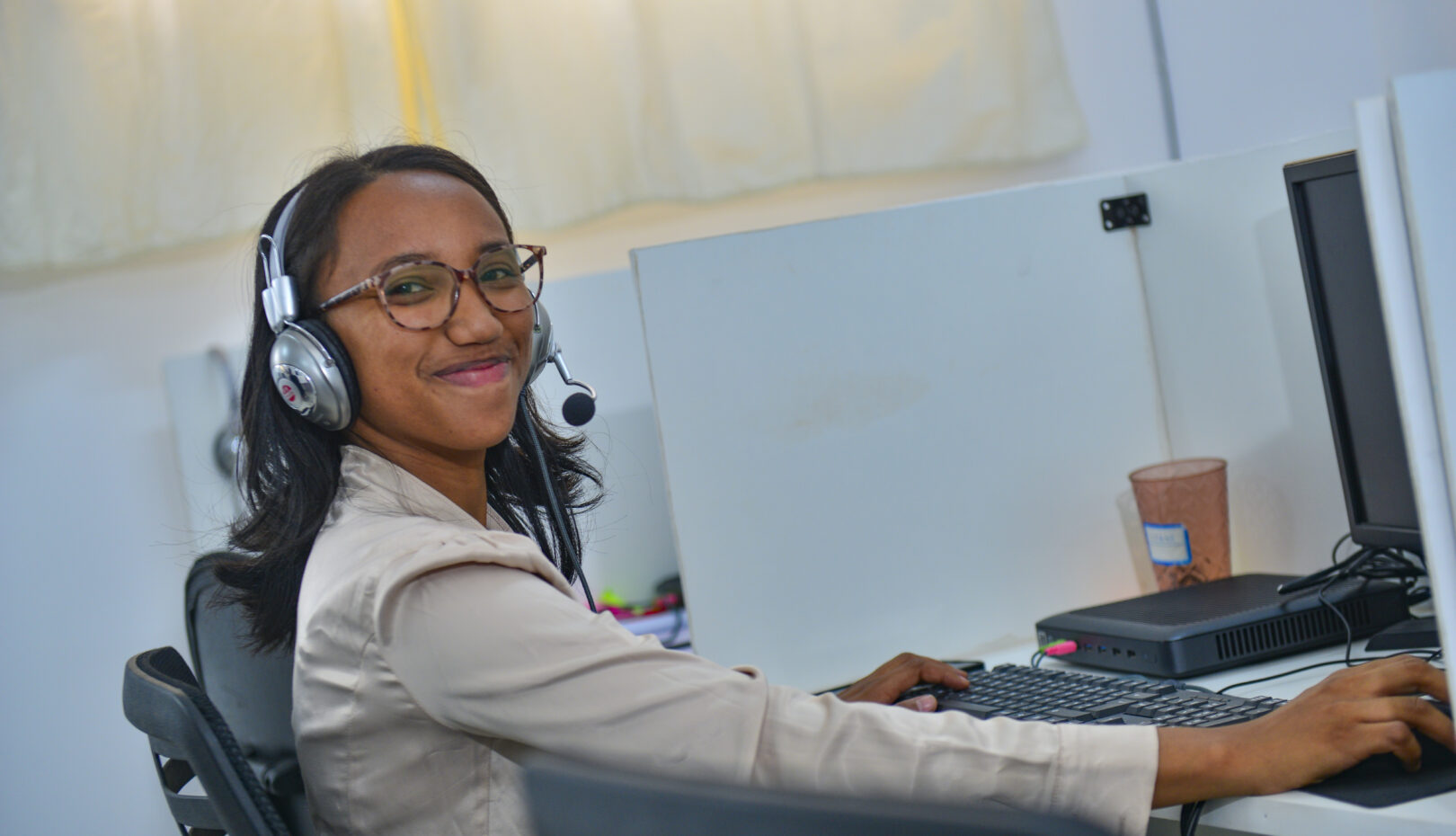 Un collaborateur AZMG-Solutions à son poste de travail