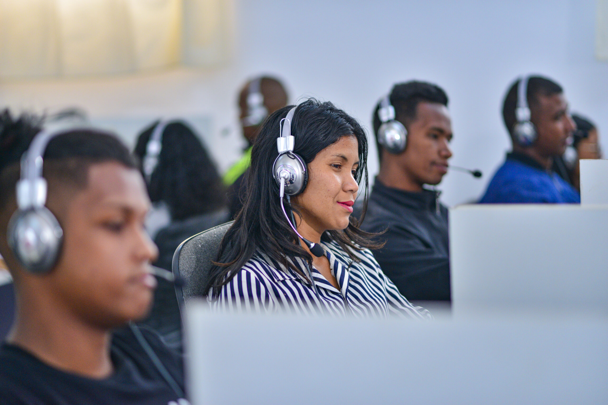 Collaborateurs AZMG-Solutions au travail