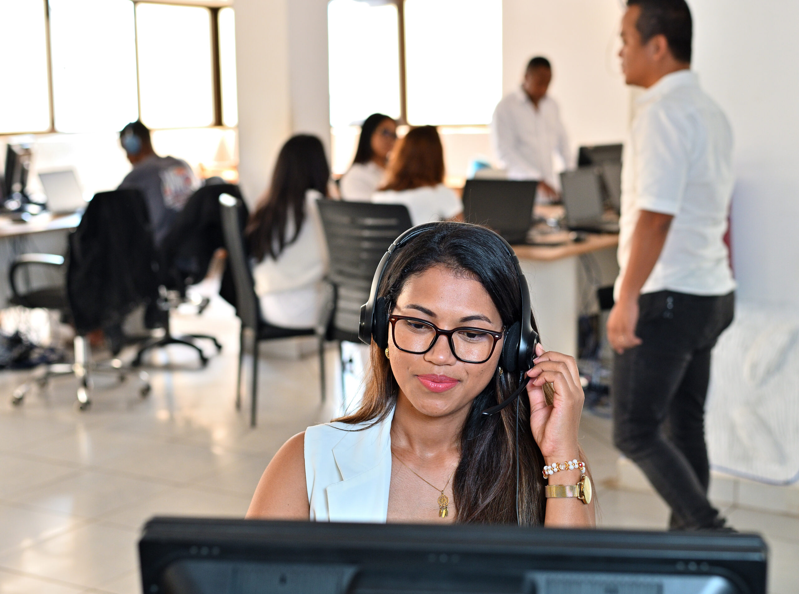 Une collaboratrice AZMG-Solutions a son poste, sur les outils de son client